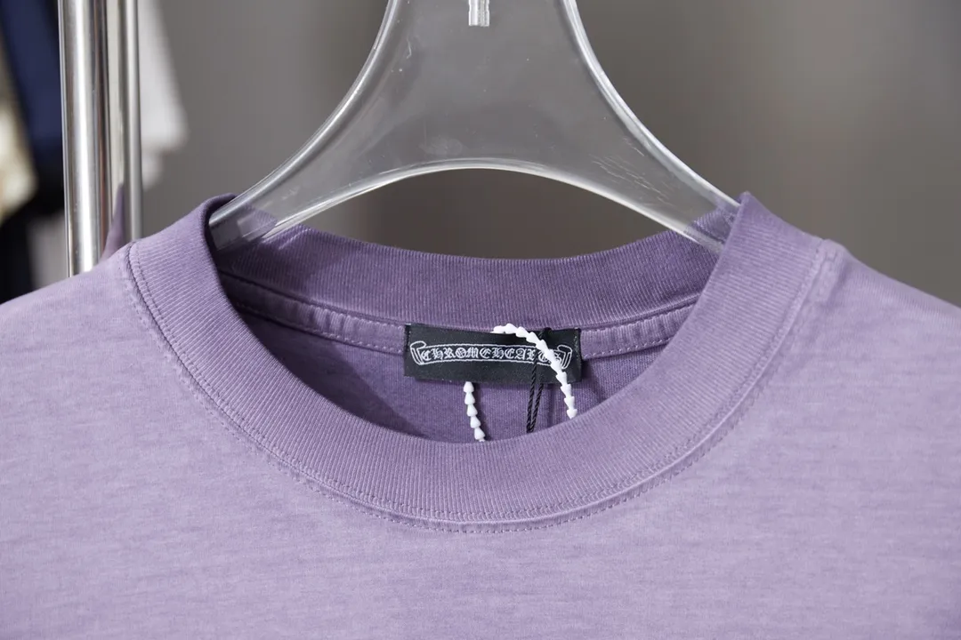 P190 Chrome Hearte 25SS early spring new style, denim Chrome Hearte short sleeves, light luxury, a must-have item for daily commuting for men and women, correct version, welcome to compare, detailed features · 280g 100% pure cotton double yarn jersey fabric · Special thickened 32 pieces of double-strand 1X1 thread in the same cylinder custom dyeing · Flocked letter printing ➕ Denim cutting Chrome Heart cross ➕ Cross hardware . Ready-to-wear dyeing Then do the faded fried snowflake process, then wash it to make it look old. Common washing improves the effect · Double-needle stitching across seams · Original main mark, washed tag, branded moisture-proof paper packaging Color: black/lotus root powder/purple/grey Size: S/M/L/XL